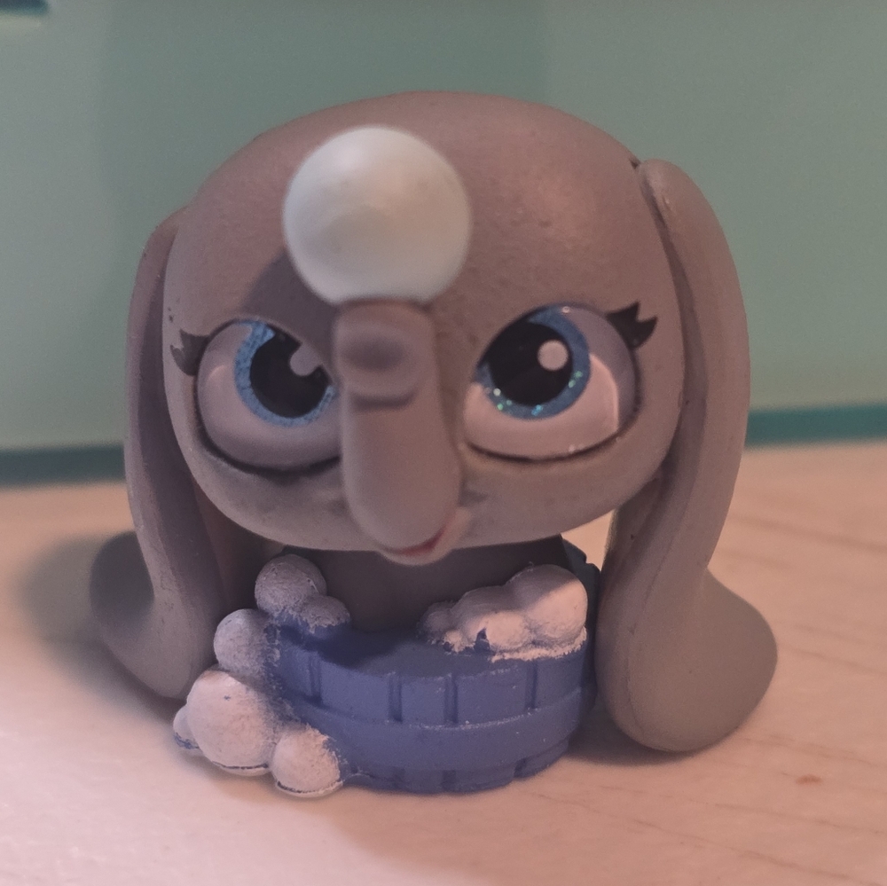 Disney Doorables Remember When... Dumbo Ultra Rare w/ Card and Case - Picture 4 of 5